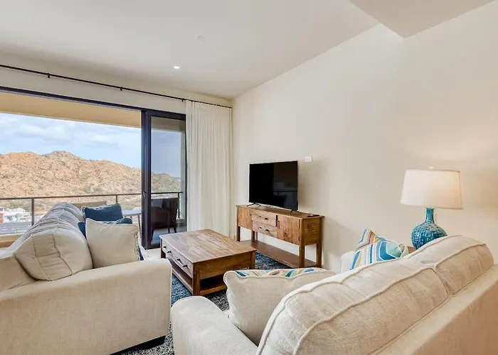 Сasa de vacaciones Immaculate With Stunning Views, Balcony, On-site Pool & Gym *