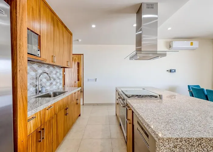 Immaculate With Stunning Views, Balcony, On-site Pool & Gym Сasa de vacaciones