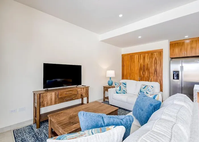 Сasa de vacaciones Immaculate With Stunning Views, Balcony, On-site Pool & Gym