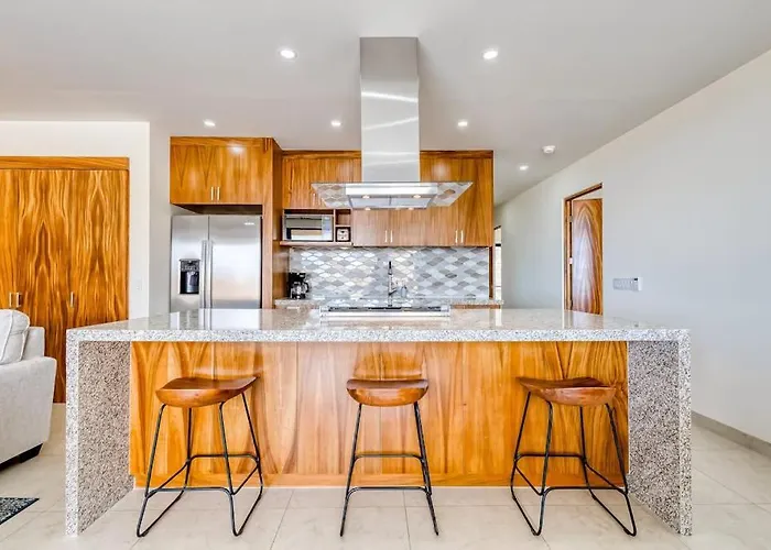 Immaculate With Stunning Views, Balcony, On-site Pool & Gym Сasa de vacaciones *