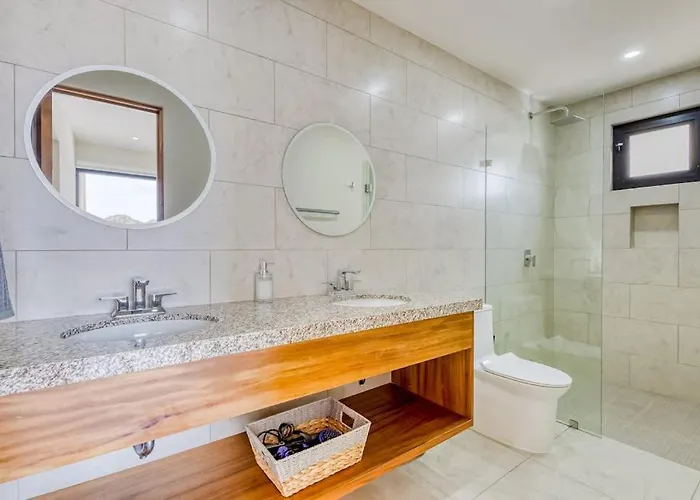 Сasa de vacaciones Immaculate With Stunning Views, Balcony, On-site Pool & Gym Cabo San Lucas