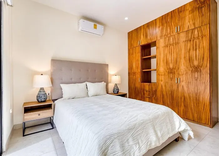 Immaculate With Stunning Views, Balcony, On-site Pool & Gym Сasa de vacaciones