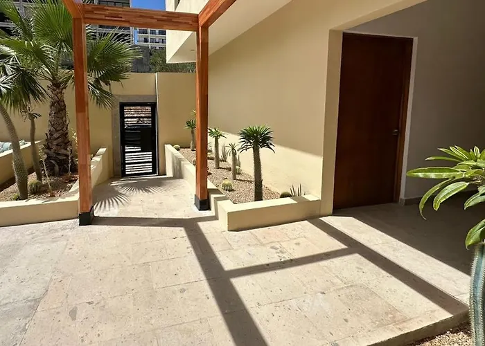 Сasa de vacaciones Immaculate With Stunning Views, Balcony, On-site Pool & Gym *