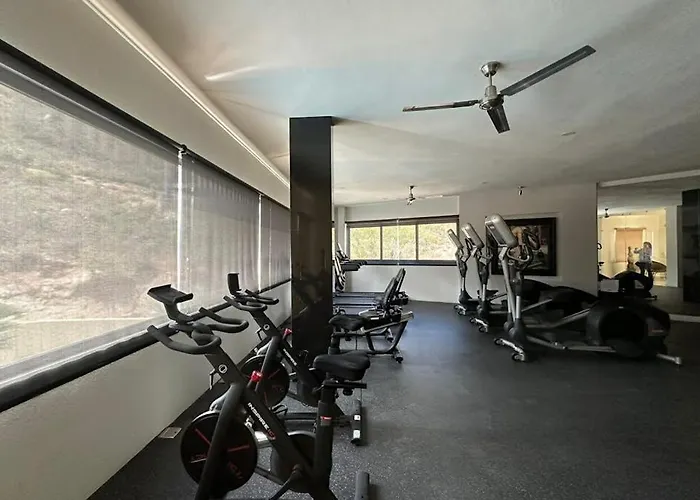 Сasa de vacaciones Immaculate With Stunning Views, Balcony, On-site Pool & Gym *