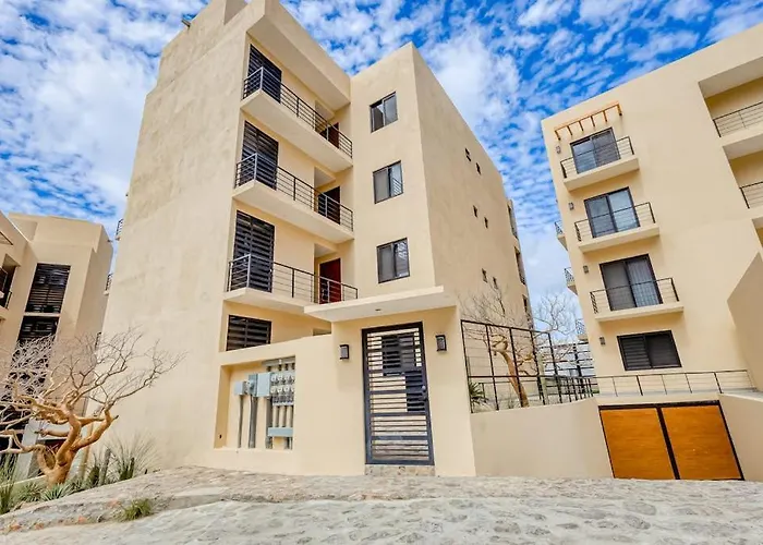 Immaculate With Stunning Views, Balcony, On-site Pool & Gym Сasa de vacaciones Cabo San Lucas