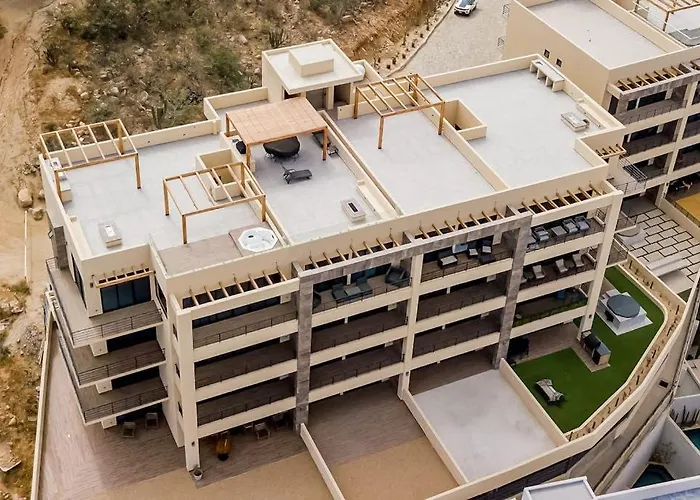 Immaculate With Stunning Views, Balcony, On-site Pool & Gym Cabo San Lucas
